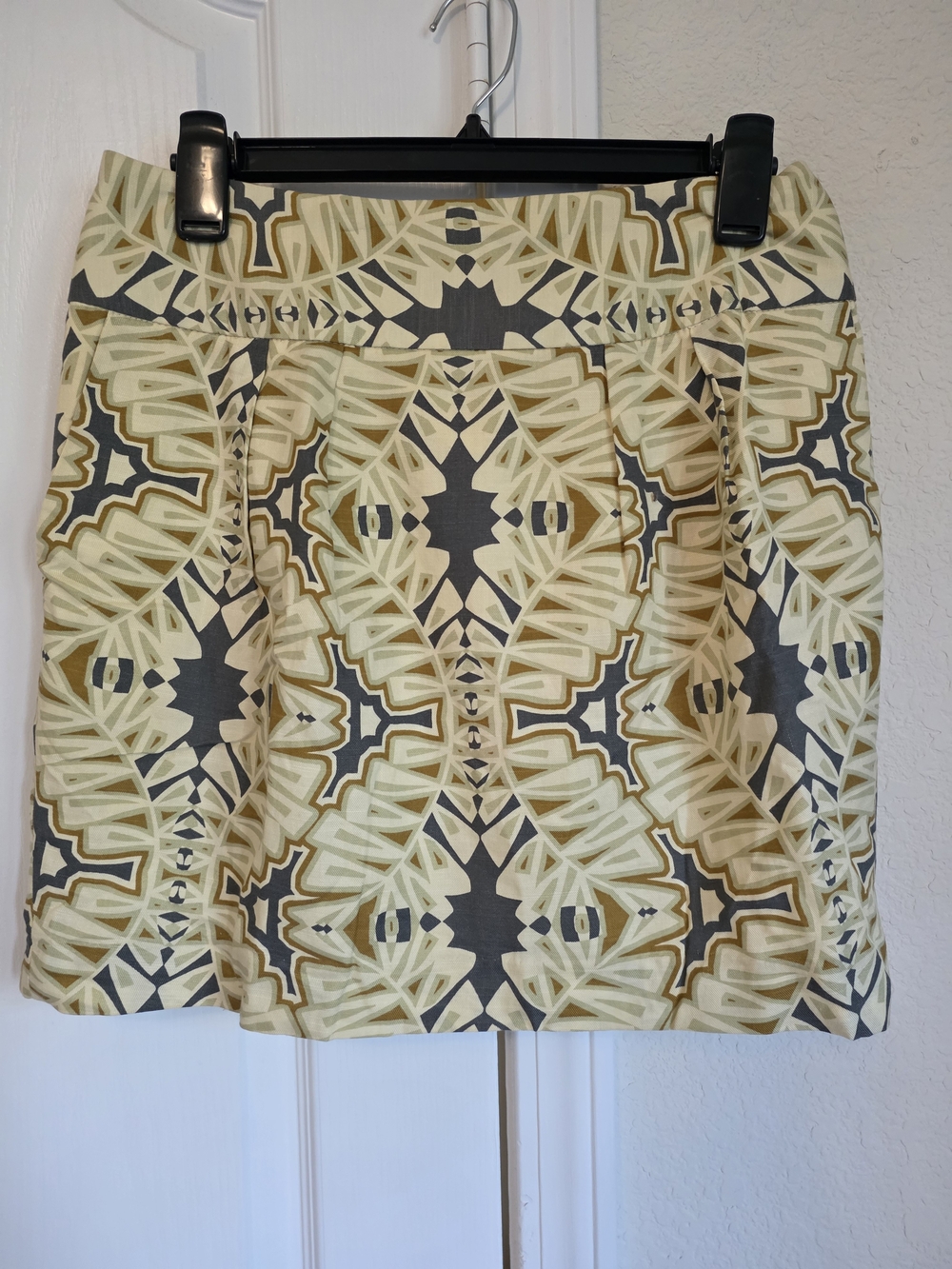 Banana REPUBLIC 2 Women's Patterned A-Line Skirt in Cream and Gray